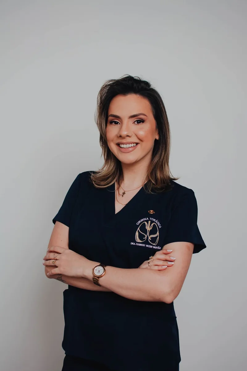 Dra. Sabriny Bertão com uniforme de Cirurgia Torácica